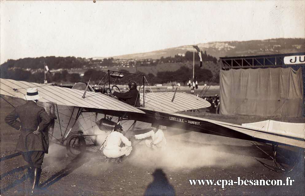 BESANÇON-MEETING des 14, 15 et 16 juillet 1911 - Aérodrome de Palente. - Un vol de l Aviateur Hanriot